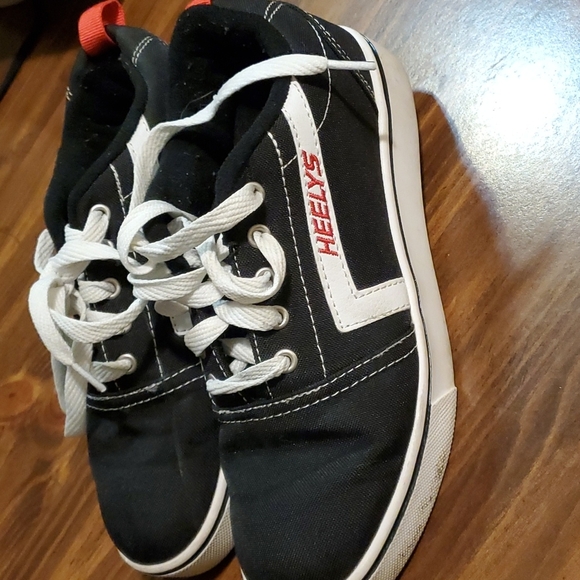 Heelys. Size 5 youth - Picture 1 of 3
